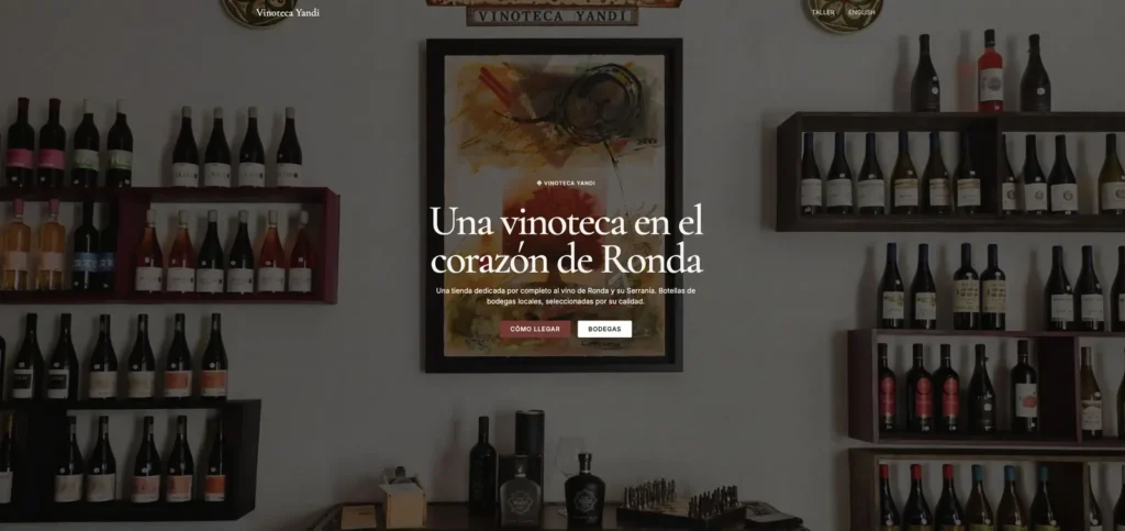Portada de la web de Vinoteca Yandi, una vinoteca de Ronda, con estanterías de vino